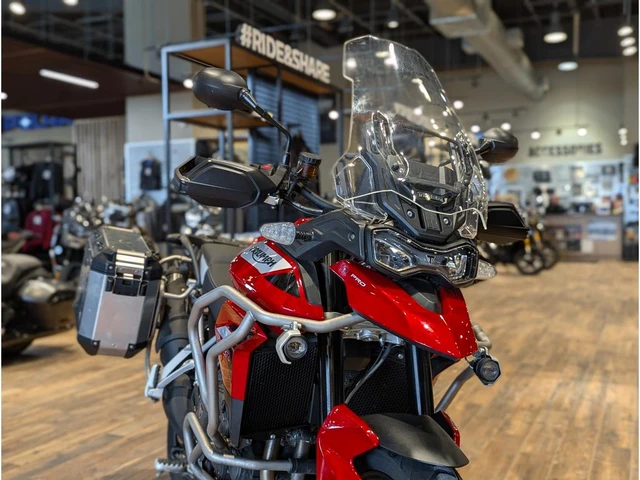 2021 Triumph, červená, 13 395 km, dovoz Kanada — foto 3 z 5