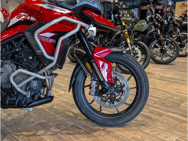 2021 Triumph, červená, 13 395 km, dovoz Kanada — foto 4 z 5