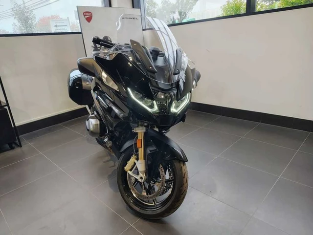 2024 BMW, černá, 2 743 km, dovoz Kanada — foto 3 z 5