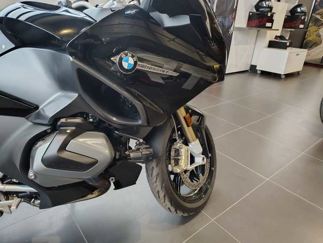 2024 BMW, černá, 2 743 km, dovoz Kanada — foto 4 z 5