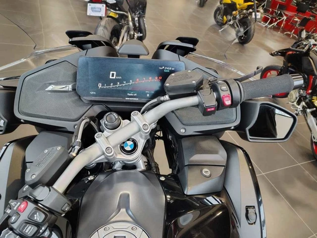 2024 BMW, černá, 2 743 km, dovoz Kanada — foto 5 z 5