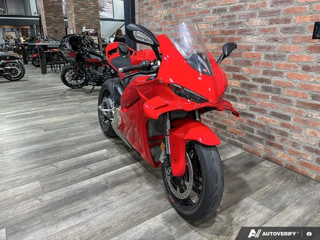 2025 Ducati, 8 892 km, dovoz Kanada — foto 2 z 5