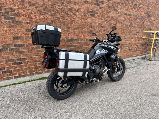 2021 Triumph, 17 000 km, dovoz Kanada — foto 4 z 5