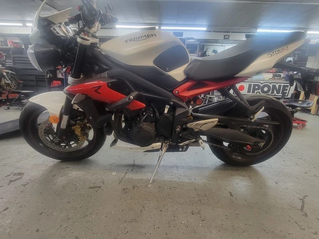 2016 Triumph, bílá, 17 704 km, dovoz Kanada — foto 2 z 5