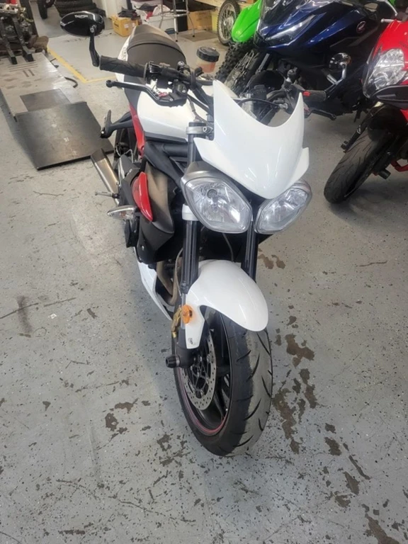 2016 Triumph, bílá, 17 704 km, dovoz Kanada — foto 5 z 5