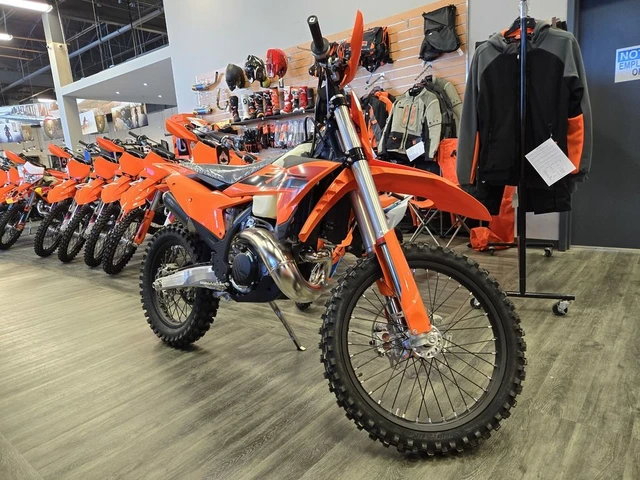 2025 KTM, dovoz Kanada — foto 2 z 4