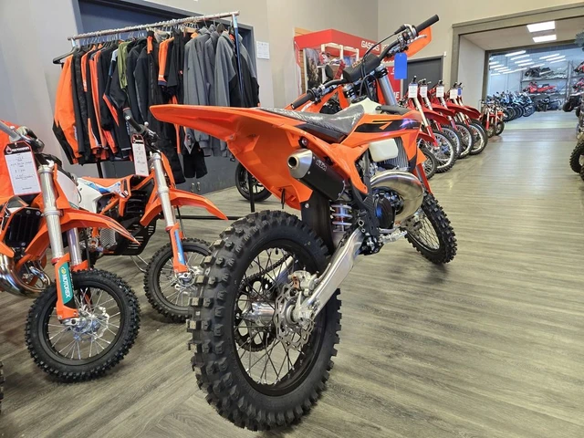 2025 KTM, dovoz Kanada — foto 3 z 4