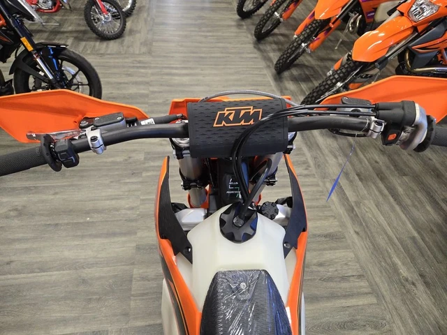 2025 KTM, dovoz Kanada — foto 4 z 4