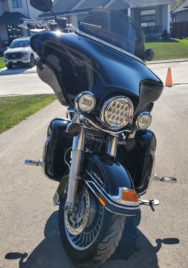 2011 Harley-Davidson, 100 000 km, dovoz Kanada — foto 3 z 4