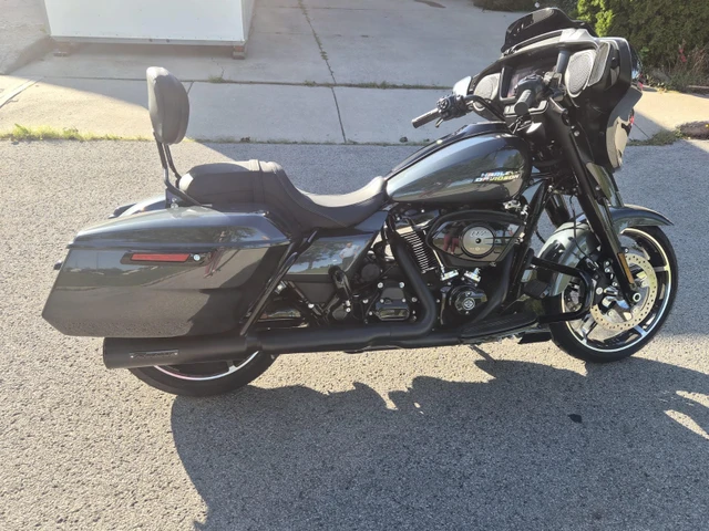 2025 Harley-Davidson, 1 300 km, dovoz Kanada — foto 4 z 5