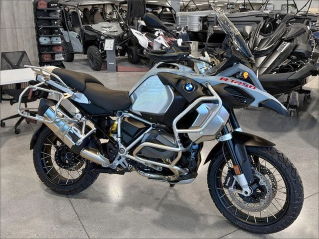 2022 BMW, 14 700 km, dovoz Kanada — foto 2 z 5