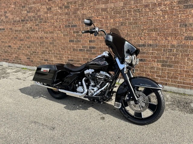 2011 Harley-Davidson, 29 000 km, dovoz Kanada — foto 4 z 5