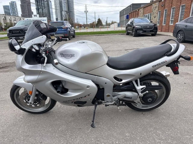 2003 Triumph, 37 318 km, dovoz Kanada — foto 2 z 5
