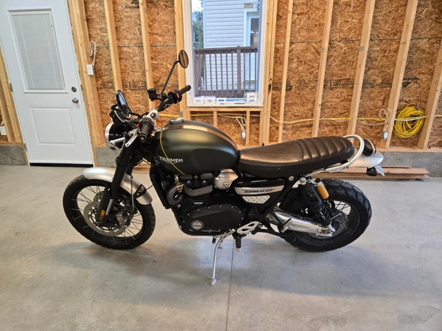 2021 Triumph, 12 000 km, dovoz Kanada — foto 3 z 4