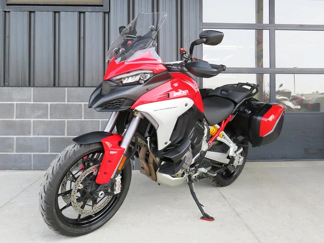 2022 Ducati, červená, 20 718 km, dovoz Kanada — foto 2 z 5