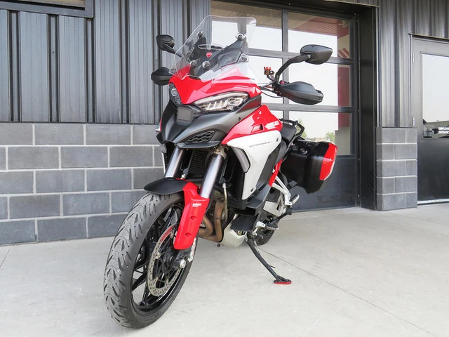 2022 Ducati, červená, 20 718 km, dovoz Kanada — foto 4 z 5