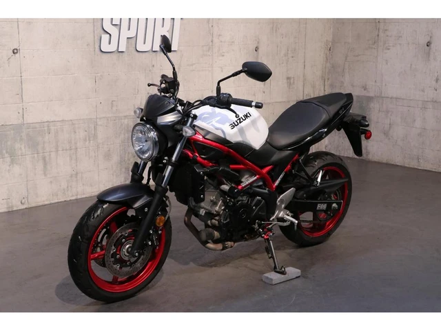2021 Suzuki, 20 382 km, dovoz Kanada — foto 2 z 5