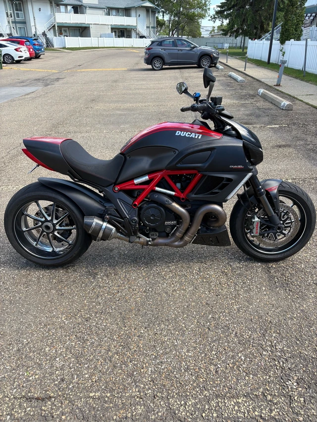 2011 Ducati, 17 000 km, dovoz Kanada — foto 2 z 5