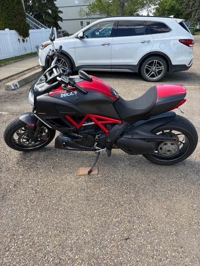 2011 Ducati, 17 000 km, dovoz Kanada — foto 3 z 5