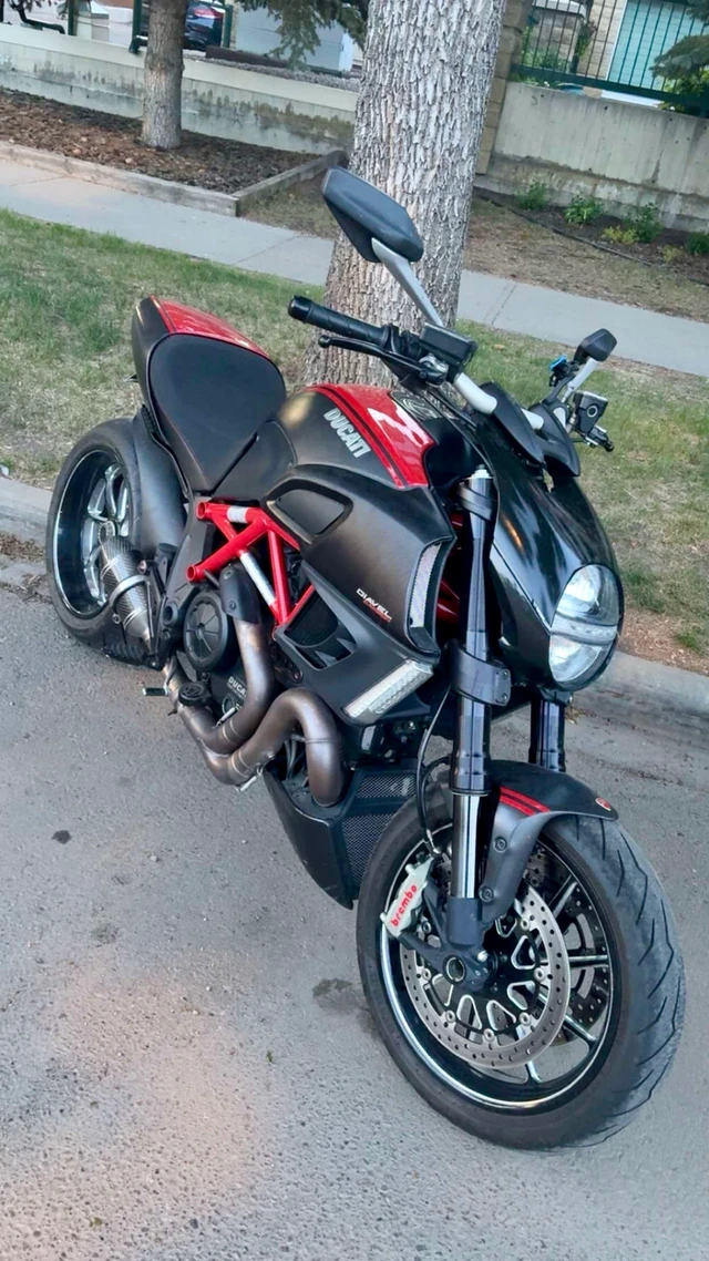 2011 Ducati, 17 000 km, dovoz Kanada — foto 5 z 5