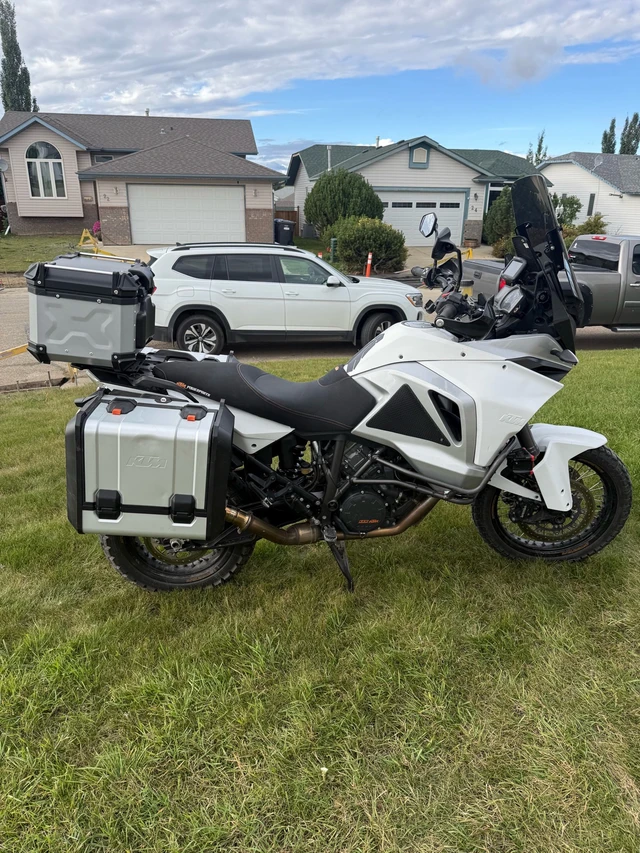 2016 KTM, červená, 33 000 km, dovoz Kanada — foto 4 z 4