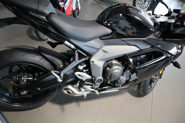 2026 Triumph, černá, dovoz Kanada — foto 3 z 5