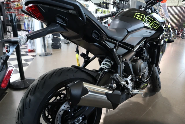 2025 Triumph, černá, dovoz Kanada — foto 3 z 5