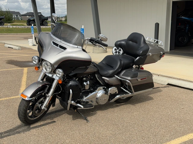 2017 Harley-Davidson, červená, 65 743 km, dovoz Kanada — foto 2 z 5
