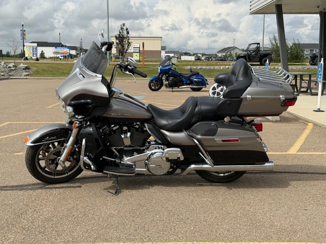 2017 Harley-Davidson, červená, 65 743 km, dovoz Kanada — foto 3 z 5
