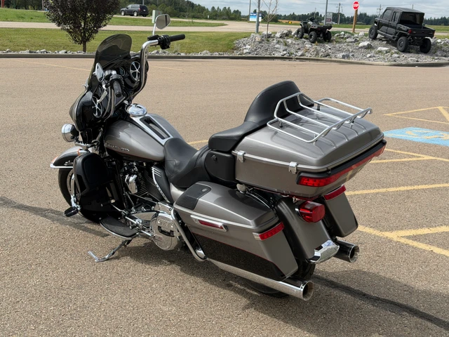 2017 Harley-Davidson, červená, 65 743 km, dovoz Kanada — foto 4 z 5