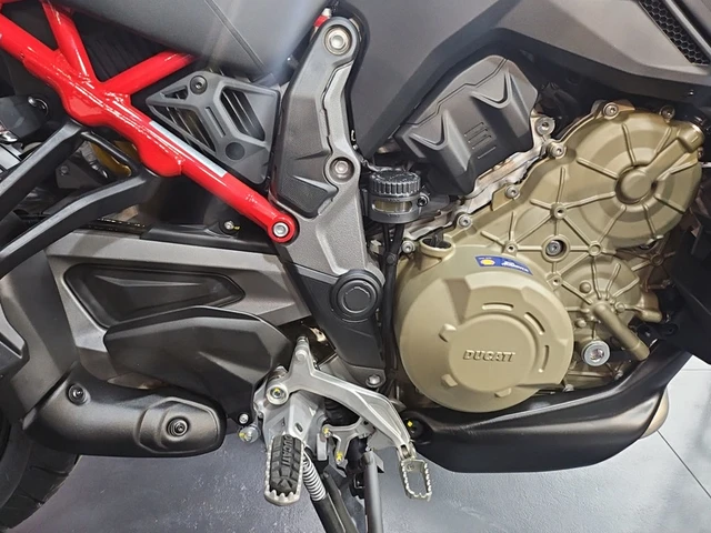 2026 Ducati, červená, 12 km, dovoz Kanada — foto 3 z 5