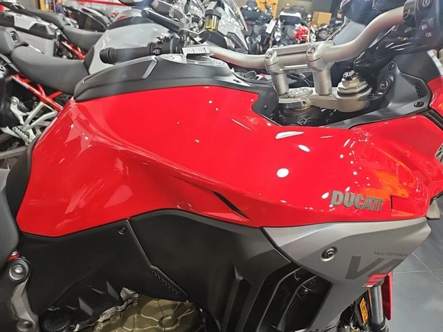 2026 Ducati, červená, 12 km, dovoz Kanada — foto 4 z 5