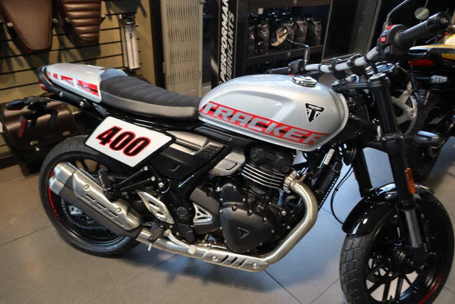 2026 Triumph, stříbrná, dovoz Kanada — foto 2 z 5