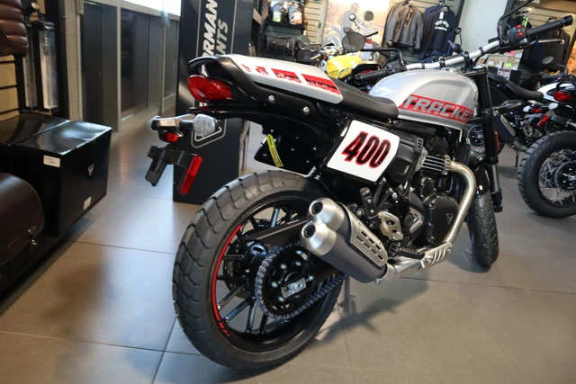 2026 Triumph, stříbrná, dovoz Kanada — foto 3 z 5