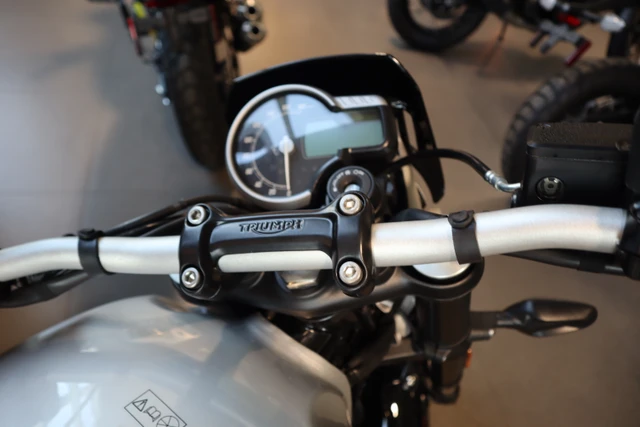 2026 Triumph, stříbrná, dovoz Kanada — foto 4 z 5