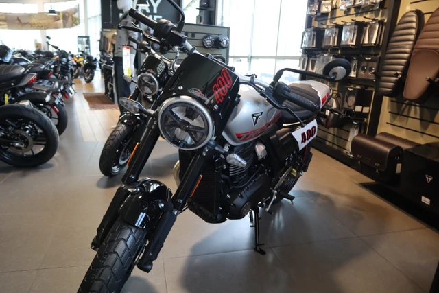 2026 Triumph, stříbrná, dovoz Kanada — foto 5 z 5
