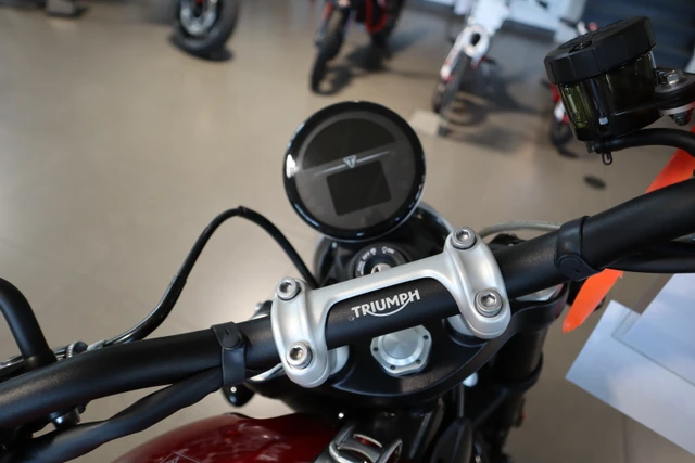 2025 Triumph, červená, dovoz Kanada — foto 3 z 5