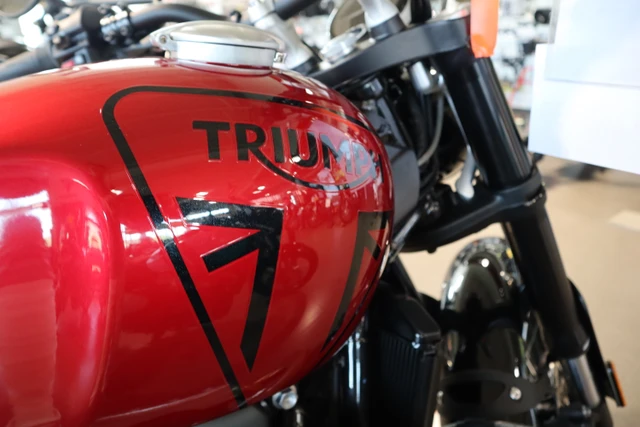 2025 Triumph, červená, dovoz Kanada — foto 4 z 5