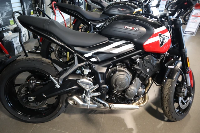 2025 Triumph, červená, dovoz Kanada — foto 2 z 5