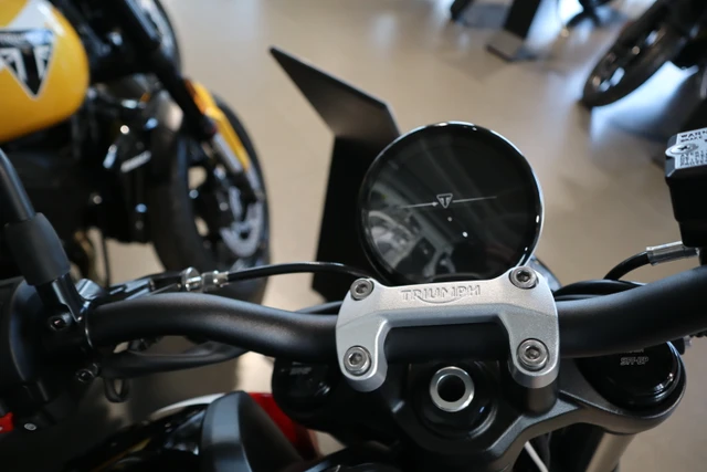 2025 Triumph, červená, dovoz Kanada — foto 3 z 5