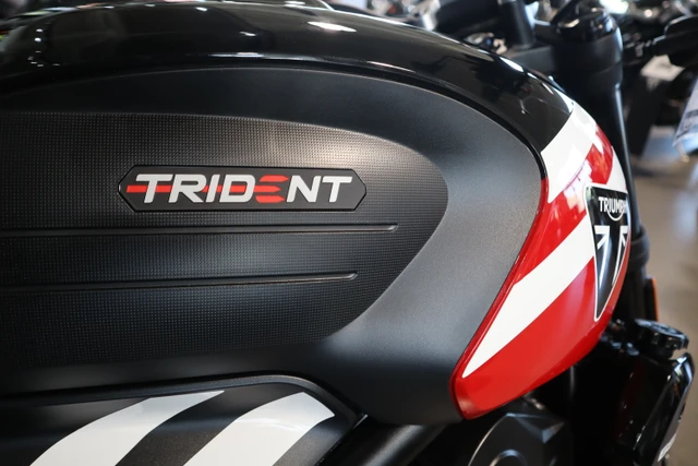 2025 Triumph, červená, dovoz Kanada — foto 4 z 5