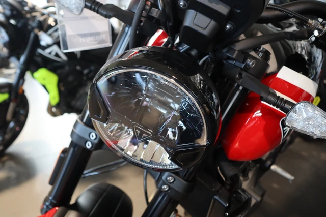 2025 Triumph, červená, dovoz Kanada — foto 5 z 5