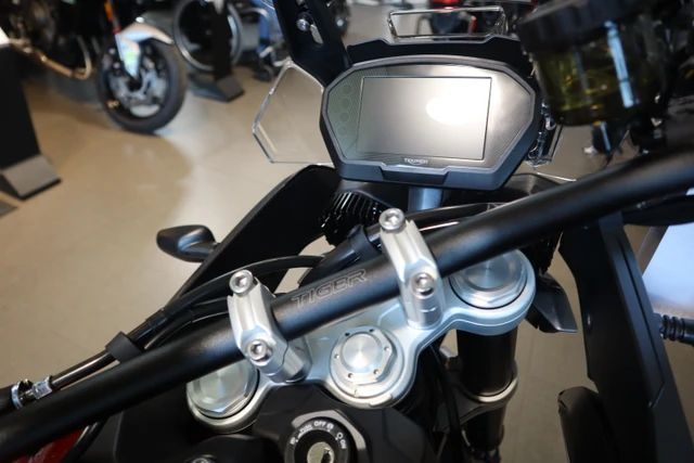 2025 Triumph, červená, dovoz Kanada — foto 3 z 5