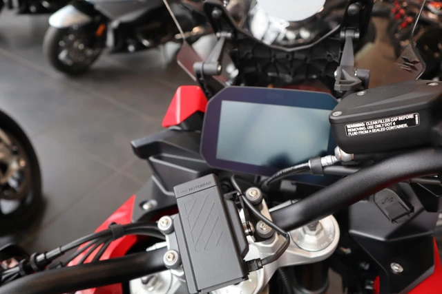 2026 BMW, červená, 1 km, dovoz Kanada — foto 2 z 5