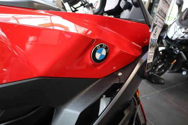 2026 BMW, červená, 1 km, dovoz Kanada — foto 3 z 5