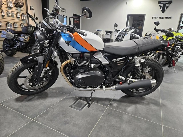 2026 Triumph, 1 km, dovoz Kanada — foto 4 z 5