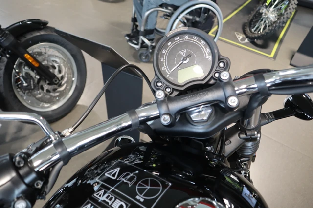2026 Triumph, černá, dovoz Kanada — foto 4 z 5