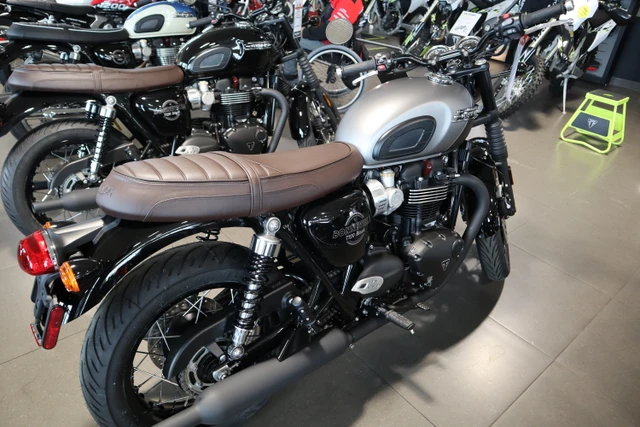 2026 Triumph, černá, dovoz Kanada — foto 2 z 5