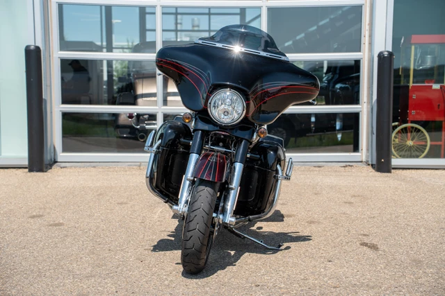 2011 Harley-Davidson, červená, 8 992 km, dovoz Kanada — foto 2 z 5
