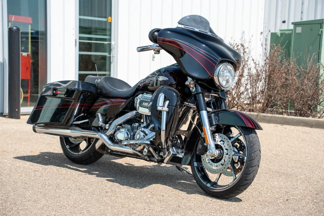 2011 Harley-Davidson, červená, 8 992 km, dovoz Kanada — foto 3 z 5